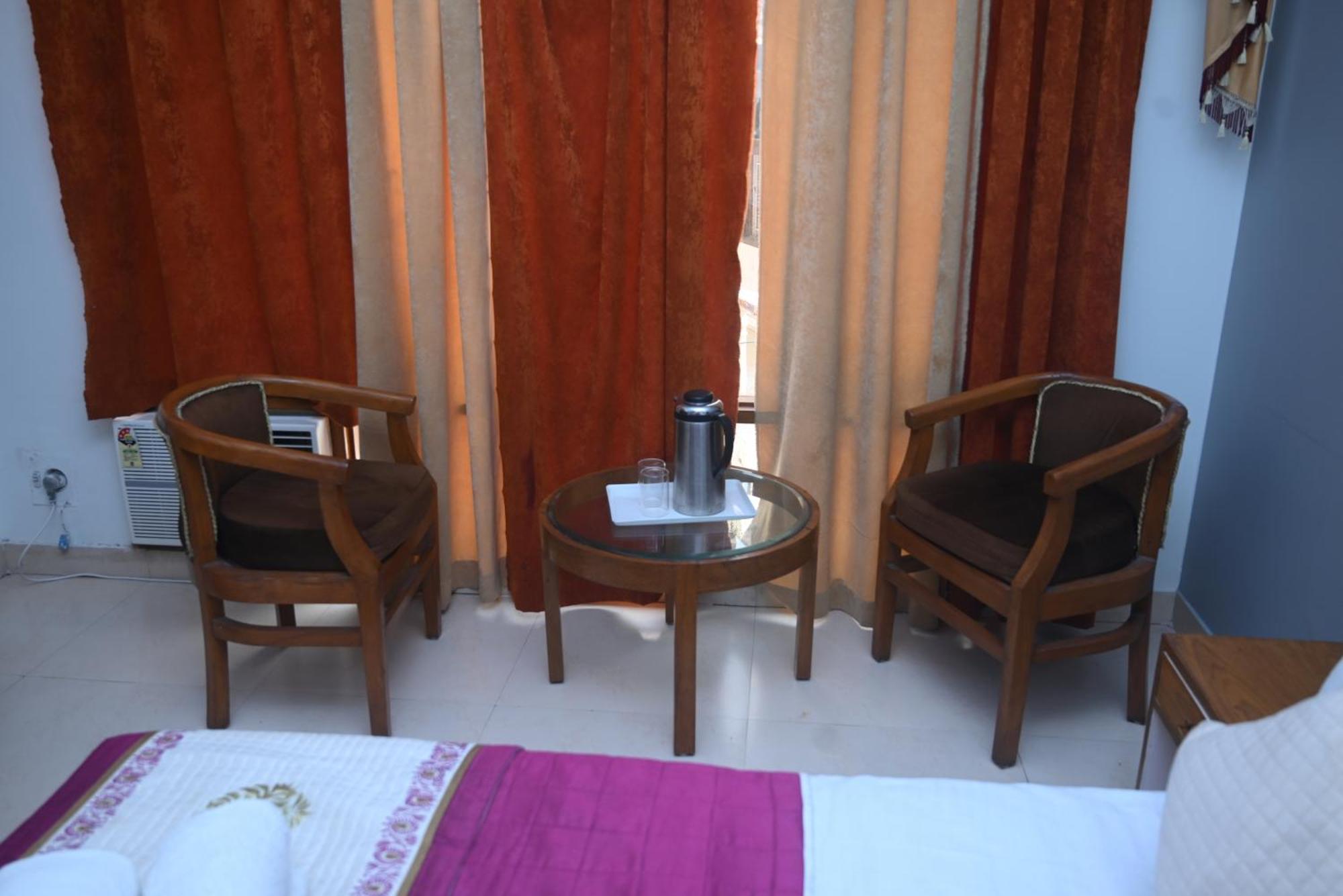 Hotel Surya Plaza Kotdwāra エクステリア 写真