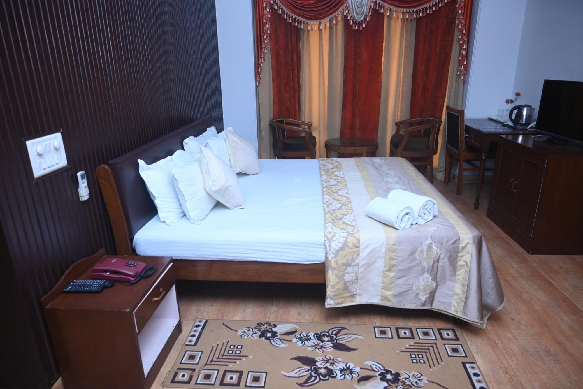 Hotel Surya Plaza Kotdwāra エクステリア 写真