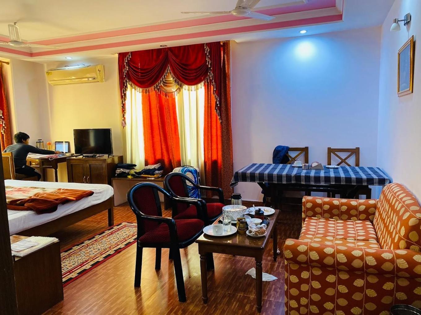 Hotel Surya Plaza Kotdwāra エクステリア 写真