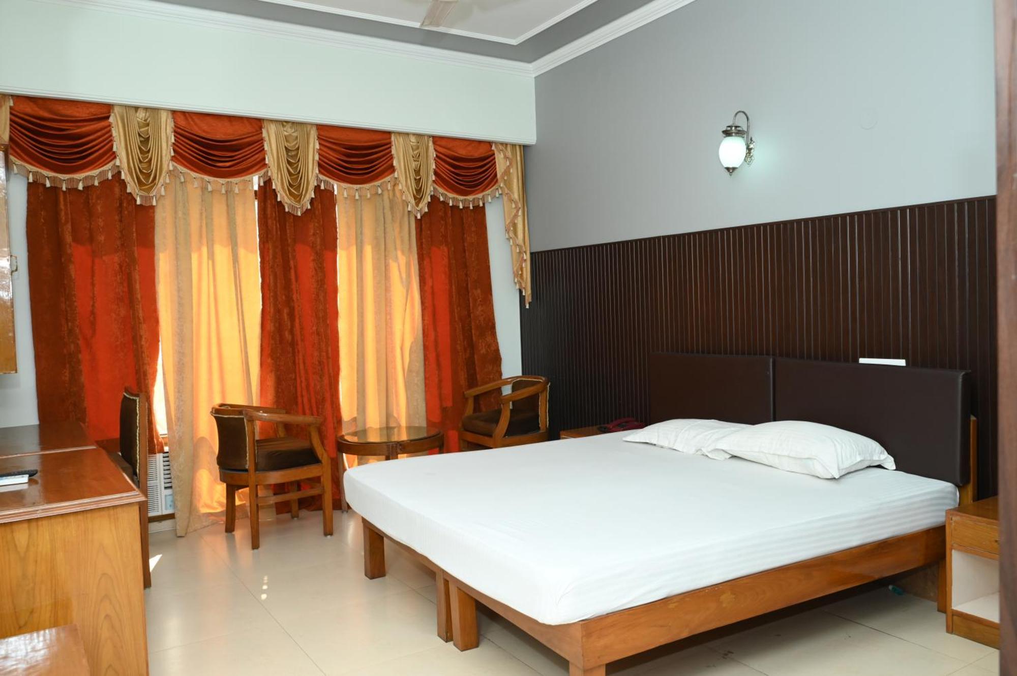 Hotel Surya Plaza Kotdwāra エクステリア 写真